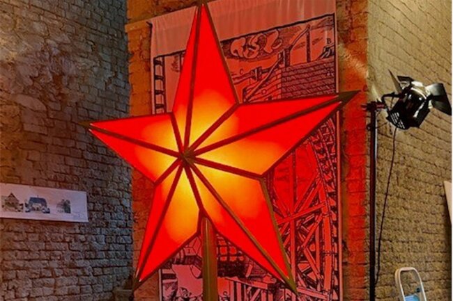 Mit strahlenden Sternen im Erzgebirge - Ein Modell eines roten Sterns, wie er im Projekt von Andreas Mühe im Erzgebirge leuchten könnte, wurde am Freitag in Aue gezeigt. 