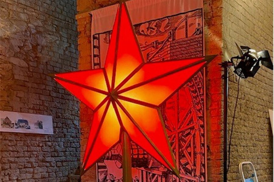 Ein Modell eines roten Sterns, wie er im Projekt von Andreas Mühe im Erzgebirge leuchten könnte, wurde am Freitag in Aue gezeigt. 