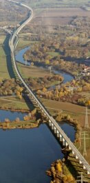 Mit Tempo 230 nach Thüringen - Mit der neuen Saale-Elster-Talbrücke südlich von Halle befindet sich die längste Eisenbahnbrücke Deutschlands auf der ICE-Neubaustrecke. Sie ist 8,6 Kilometer lang.