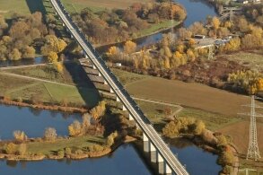 Mit Tempo 230 nach Thüringen - Mit der neuen Saale-Elster-Talbrücke südlich von Halle befindet sich die längste Eisenbahnbrücke Deutschlands auf der ICE-Neubaustrecke. Sie ist 8,6 Kilometer lang.
