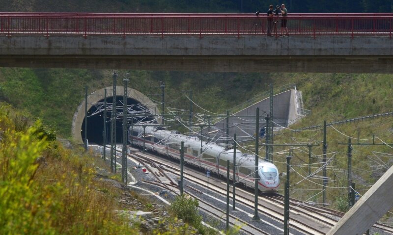 Mit Tempo 300 durch den Thüringer Wald - Mit 300 km/h: Ein ICE der Baureihe 3 fuhr über die Neubaustrecke, hier am Überholbahnhof Theuern (Landkreis Sonneberg).