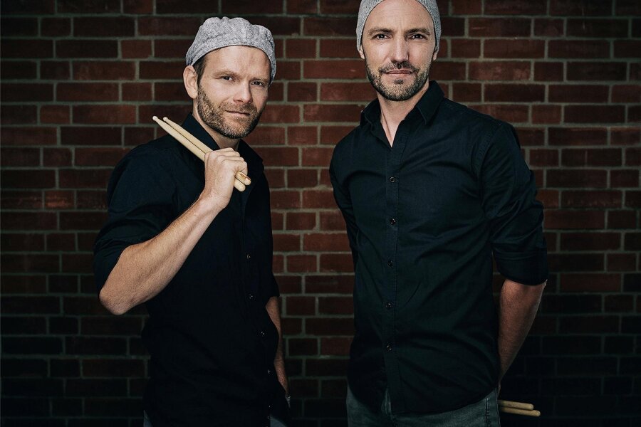 Mit Tonnen und Töpfen: Percussion-Duo mischt Chemnitzer Neujahrskonzert auf - „Double Drums“: Das sind Philipp Jungk und Alexander Glöggler (von links). Sie verbinden Klassik und Entertainment.