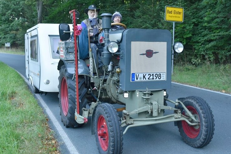 Mit Traktor nach Österreich - Klaus Krause aus Bad Elster und seine Lebensgefährtin Helga Ketzel fahren mit einem Herrmann Lanz Aulendorf Baujahr 1944 plus Wohnwagen zur Traktor-Weltmeisterschaft am Großglockner.