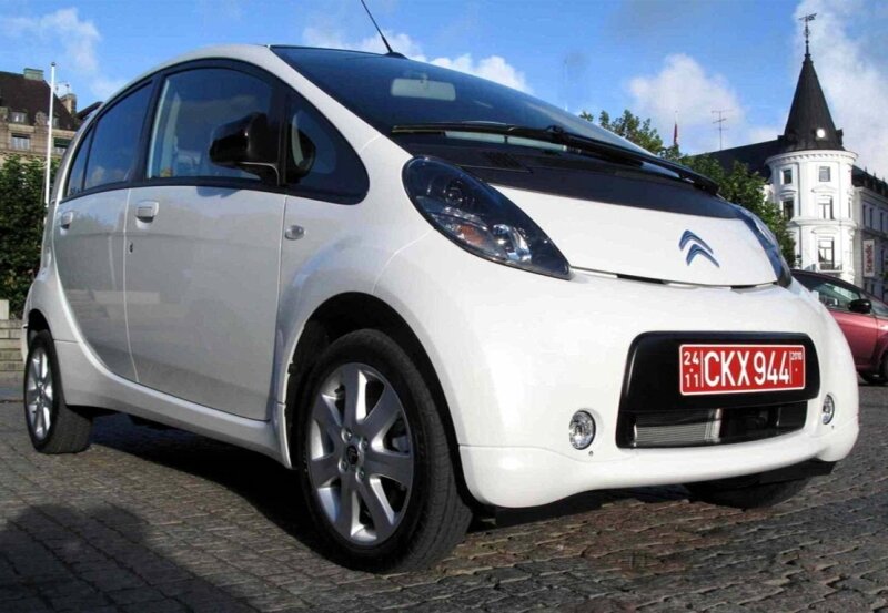 Mit "Treibstoff" aus der Steckdose - 
              <p class="artikelinhalt">Ohne Motorgeräusche, ohne Schadstoffemissionen durch die Stadt - der neue hübsche kleine Franzose Citroën C Zero. </p>
            