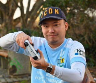 Mit Unterstrich ins Achtelfinale - An der Playstation heißt er KMS_16zu9, im wahren Leben Toni Nguyen. Der Fan des CFC tritt für seinen Lieblingsverein bei E-Sports-Turnieren an. Am Samstag spielt er im Achtelfinale des Landespokals. 