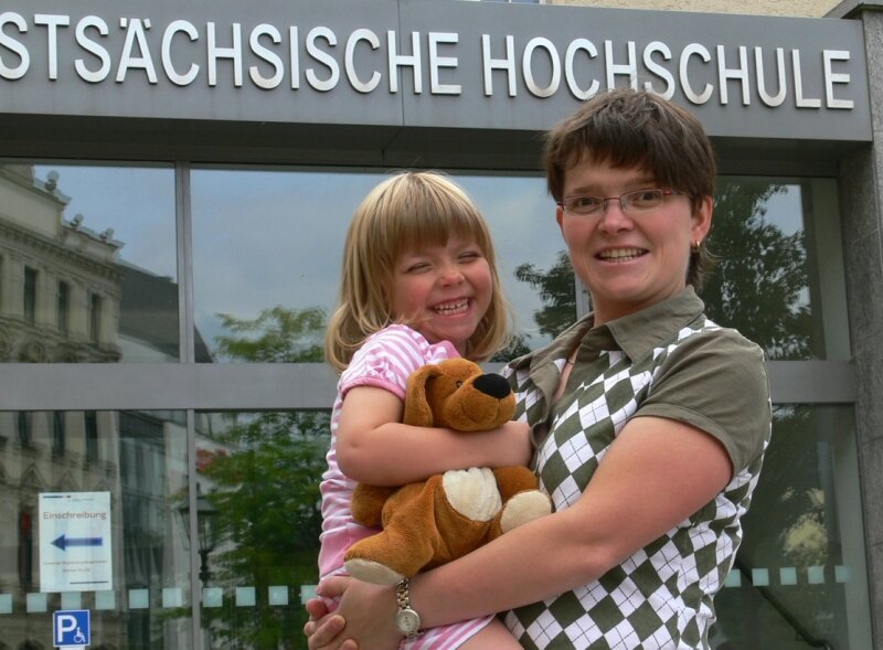 Mit Vanessa zur Diplomarbeit - 
              <p class="artikelinhalt">Anja Neumann mit ihrer vierjährigen Tochter Vanessa. </p>
            