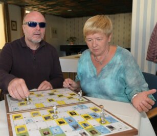 Mit viel Engagement entstand Unikat - Reiner Groneberg und Gabriela Blechschmidt, die Schatzmeisterin im Verein Blinder und Sehbehinderter Aue-Schwarzenberg, am vorgestellten Brettspiel.