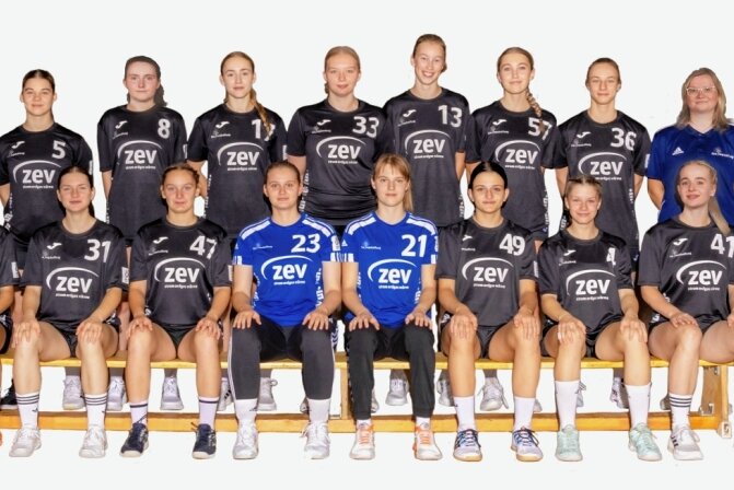 Mit viel Tempo und viel Fleiß: So will der BSV in die Meisterrunde - Die A-Jugend-Mannschaft des BSV Sachsen Zwickau für die Saison 2022/23. Hinten von links: Trainerin Daniela Diener, Lea-Sophie Walkowiak, Leni Hippmann, Juliane Peter, Lilly Ann Diener, Jolene Preussler, Hannah Meister, Jsmina Gierga, Physiotherapeutin Susann Tautenhahn, Trainer Alin Bosneac. Vorn von links: Jolina Wolke, Finia Jaz Wolf, Merle Dietrich, Jette Wasilewski, Maja Wehner, Nelly Geonschorek, Leonie Justus, Leona Moritz. 