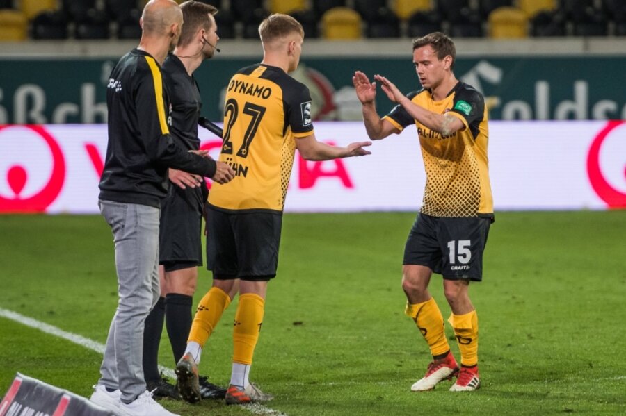 Ein Plauener kommt für einen Plauener: Im Drittligaspiel gegen Duisburg wurde Jonas Kühn (links) für Chris Löwe eingewechselt. Beide gehören jetzt auch dem Kader Dynamo Dresdens für die 2. Bundesliga an. 