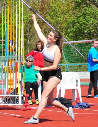 Mit weiten Würfen in die Saison - Gelungenes Anwerfen auf dem Platz der Einheit: Katharina Grobitzsch vom TVL Freiberg schleuderte den Speer auf 35,93 m und kam damit bis auf sechs Zentimeter an ihre persönliche Bestleistung heran. 