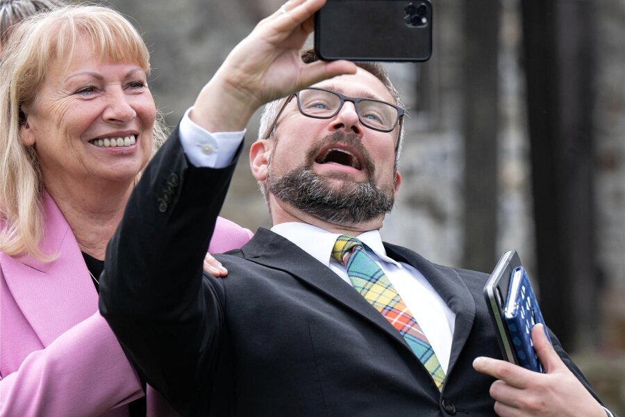 Mit welchem Ergebnis wird die SPD Petra Köpping zur Spitzenkandidatin für die Landtagswahl in Sachsen küren? - Die beiden SPD-Kabinettsmitglieder Petra Köpping und Martin Dulig am Rande einer Kabinettssitzung in Hoyerswerda.