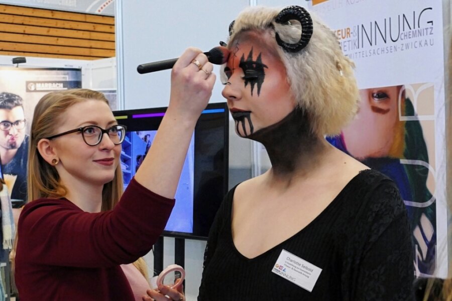 Mit Wikinger-Kriegerin zu Titelehren - Bei der kürzlichen Ausbildungsmesse in Marienberg präsentierte Anna Stefan noch einmal das Fantasy-Make-up, mit dem sie beim nationalen Wettbewerb in Erfurt den Sieg errungen hatte. 