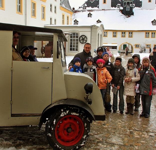 Mit zehn PS übern Hof - 
              <p class="artikelinhalt">Den Kindern aus Jekatarinenburg, die derzeit auf Sprachreise in der Region sind, machte die Fahrt mit dem Mini-Traktor Freude. </p>
            