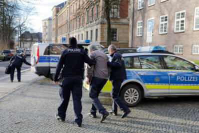 Mitarbeiter am Chemnitzer Landgericht mit Messer bedroht - Ein 63-Jähriger hat am Montagmorgen am Chemnitzer Landgericht den Mitarbeiter eines Sicherheitsdienstes mit einem Messer bedroht.
