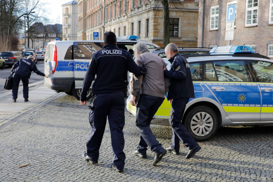 Mitarbeiter am Chemnitzer Landgericht mit Messer bedroht - Ein 63-Jähriger hat am Montagmorgen am Chemnitzer Landgericht den Mitarbeiter eines Sicherheitsdienstes mit einem Messer bedroht.
