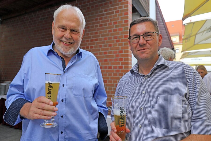 Mitarbeiter des Brauhauses Freiberg trauern um Gunther Emmerlich: „Er war ein Freund der Stadt und des Freiberger Bieres“ - Im Sommer traf Gunther Emmerlich noch einmal mit Holger Scheich in Freiberg auf ein Bier zusammen.