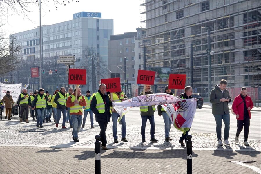 Mitarbeiter des Klinikums Chemnitz streiken: Darum geht es - Vom Haus der Gewerkschaften zogen die Streikenden zum Neumarkt.
