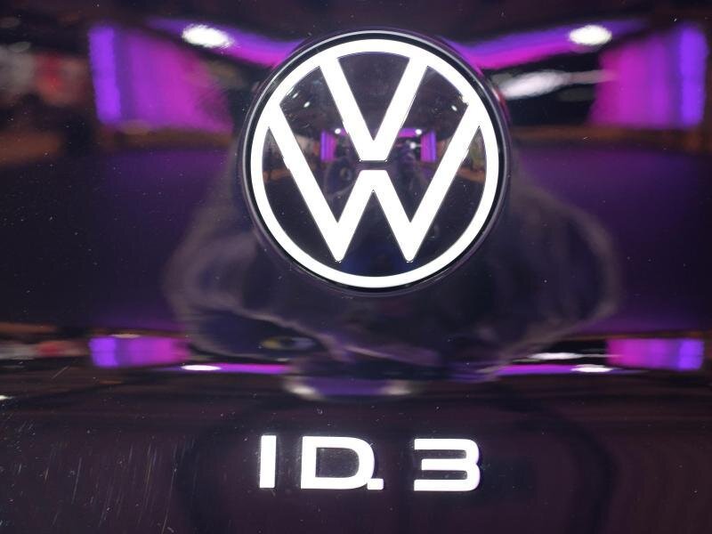 Mitarbeiter testen erstes E-Auto von VW Sachsen - Das VW-Logo und das Typenschild vom Elektroauto VW ID3. bei einem Festakt. Dort wurde der offizielle Produktionsstart des Fahrzeuges gefeiert. Das Fahrzeug gehört zur neuen ID-Serie, mit der Volkswagen Milliarden in die E-Mobilität investiert. Für die Fertigung in Zwickau wurde das dortige Werk umgebaut.