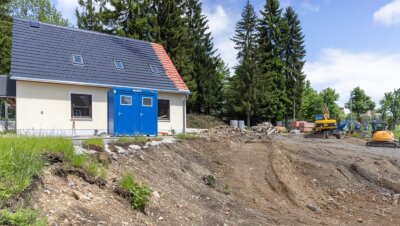 Mitglieder der Bergwacht freuen sich auf das Ende der Provisorien - Die Arbeiten zur Erweiterung der DRK-Bergrettungswache in Oberwiesenthal haben begonnen. Am bisherigen Gebäude wird zum Beispiel das Dach neu gedeckt, auf der Fläche daneben entsteht in den nächsten Monaten der Anbau mit der Fahrzeughalle. 