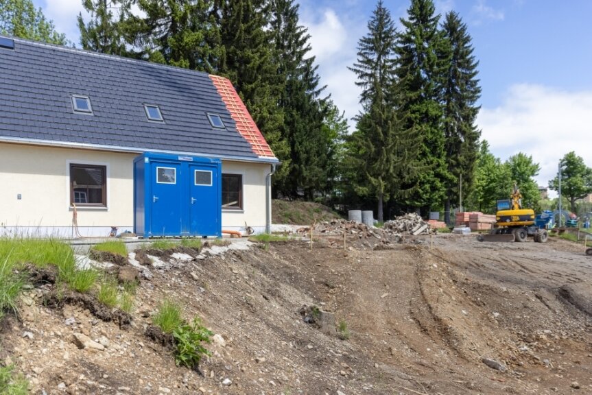 Mitglieder der Bergwacht freuen sich auf das Ende der Provisorien - Die Arbeiten zur Erweiterung der DRK-Bergrettungswache in Oberwiesenthal haben begonnen. Am bisherigen Gebäude wird zum Beispiel das Dach neu gedeckt, auf der Fläche daneben entsteht in den nächsten Monaten der Anbau mit der Fahrzeughalle. 