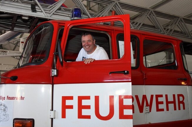 Mitglieder des Vereins für Fahrzeughistorik Schlema bauen neues Domizil auf - Mit alten Feuerwehrfahrzeugen fing alles an. André Junghans ist selbst bei der Freiwilligen Feuerwehr Aue aktiv.