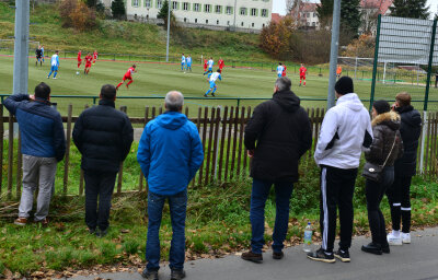 Zaungäste auf Sicherheitsabstand beim B-Jugend-Spiel von Barkas Frankenberg (blau) gegen Ifa Chemnitz.