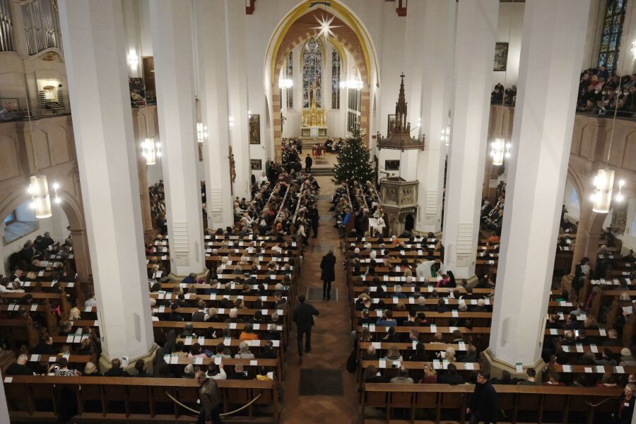 Mitgliederzahl in Sachsens Landeskirche weiter gesunken - Blick in die Thomaskirche bei einem Gottesdienst.