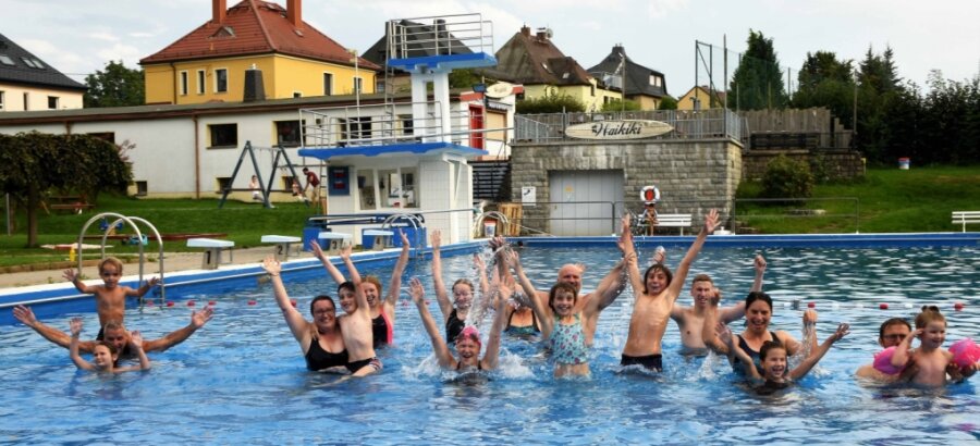 Mitgliederzuwachs trotz Corona - Stimmungsvoller Abschluss der Saison im Freien: Am traditionellen Abschwimmen der SSV Blau-Weiß Gersdorf haben sich diesmal rund 70 Vereinsmitglieder beteiligt. Sie sorgten im Sommerbad Gersdorf für Jubel, Trubel, Heiterkeit. 
