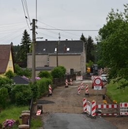 Mitnetz investiert mehr als 7 Millionen Euro in mittelsächsisches Stromnetz - In Thierbach verschwindet an der Peniger Straße begleitend zum Straßenbau auf einer Länge von gut 700 Metern die Leitung in der Erde. Zudem werden bis Ende 2023 elf Hausanschlüsse erneuert.