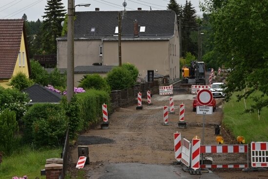 In Thierbach verschwindet an der Peniger Straße begleitend zum Straßenbau auf einer Länge von gut 700 Metern die Leitung in der Erde. Zudem werden bis Ende 2023 elf Hausanschlüsse erneuert.