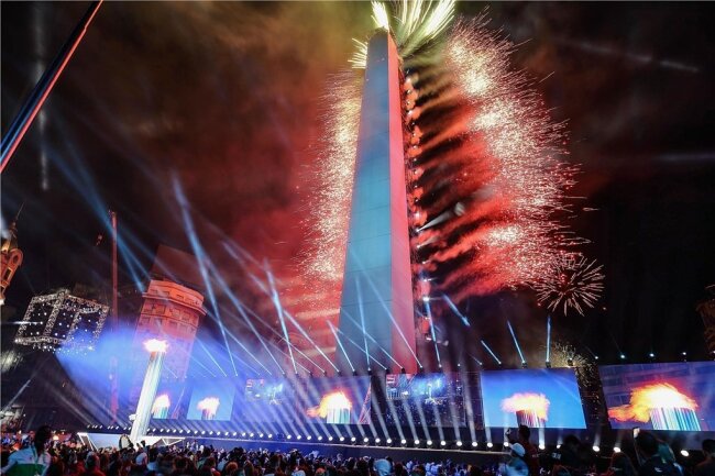 Mitreißendes Feuerwerk am Obelisken - Die Eröffnungsfeier mitten im Stadtzentrum der argentinischen Hauptstadt begeisterte die Sportler und Zuschauer gleichermaßen.