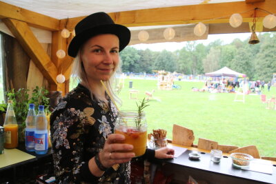 "MitSinnen" Festival in Erdmannsdorf gestartet - An der "Bar der Sinne" können Besucher leckere Cocktails trinken. 
