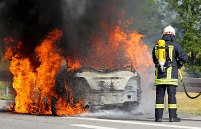 Mitsubishi brennt nach Unfall auf der A4 aus - 