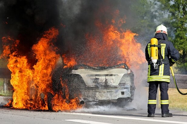 Mitsubishi brennt nach Unfall auf der A4 aus - 