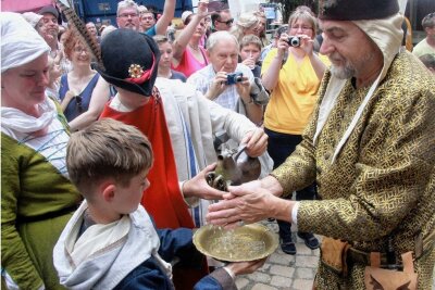 Mittelalterfest auf der Burg Mylau: Vogtländer lassen den Kaiser noch einmal aufleben - Zur Begrüßung musste sich der Kaiser die Hände waschen. Hier wurde ihm eine Schale mit Wasser gereicht.