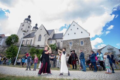 Mittelalterfest macht mit der 900-jährigen Geschichte Plauens vertraut - Viel Trubel herrschte am Fuße des Komturhofes und der Johanniskirche. Yanic und Peer (rechts) fochten ritterliche Kämpfe aus. 