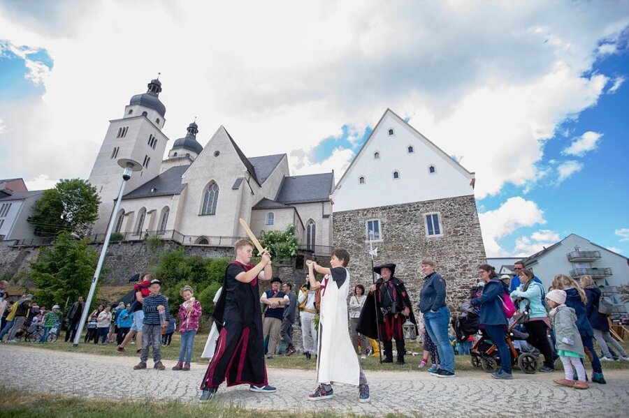 Mittelalterfest macht mit der 900-jährigen Geschichte Plauens vertraut - Viel Trubel herrschte am Fuße des Komturhofes und der Johanniskirche. Yanic und Peer (rechts) fochten ritterliche Kämpfe aus. 