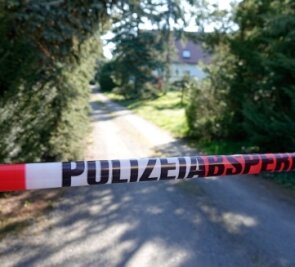 Mittelbach: Schüsse als Todesursache bestätigt - In diesem Haus in Mittelbachstarben Ostermontag vier Menschen. Die genauen Umstände sind noch unklar.