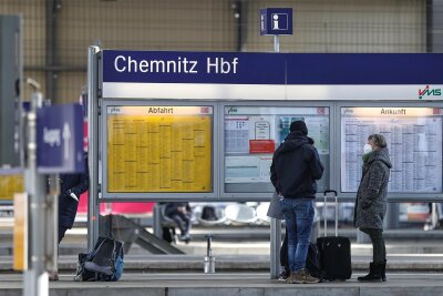 Mitteldeutsche Regiobahn meldet Verspätungen und weniger Sitzplätze - Zugreisende wie hier auf einem Archivfoto müssen sich am Mittwoch auf Einschränkungen einstellen.
