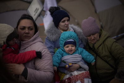 Flüchtlinge, die vor dem Krieg im Nachbarland Ukraine fliehen, kommen am Grenzübergang Medyka in Polen an.