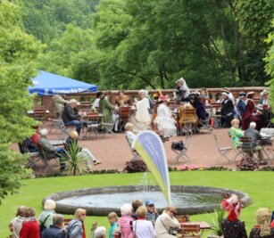 Mittelsachsen machen sich langsam wieder locker - Mittelsächsischer Kultursommer und Schloss hatten zur historischen Kaffeezeit in den Schlosspark Lichtenwalde eingeladen. 
