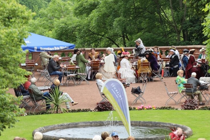 Mittelsachsen machen sich langsam wieder locker - Mittelsächsischer Kultursommer und Schloss hatten zur historischen Kaffeezeit in den Schlosspark Lichtenwalde eingeladen. 