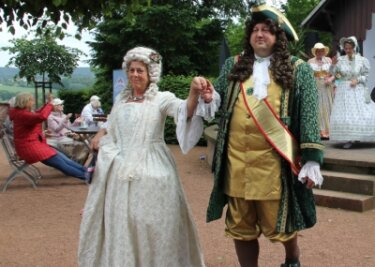 Mittelsachsen machen sich langsam wieder locker - Verena Kermes als Gräfin Cosel und Thomas Kühn als August der Starke flanierten im Schlosspark Lichtenwalde. 