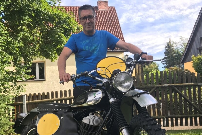 Ingo Rismondo aus Erdmannsdorf geht in Zschopau mit dem drittältesten Motorrad des gesamten Starterfeldes auf die Strecke. Die DKW RT 175 ist Baujahr 1956.