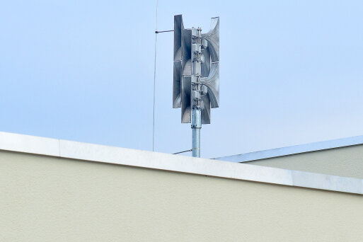 Mittelsachsen plant eigenen Sirenen-Warntag - Neue Sirene auf dem Dach der Feuerwehr in Schlegel. 