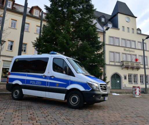 Mittelsachsen: Polizei unterbindet Proteste gegen Corona-Regeln am Samstag - Polizeiauto auf derm Markt in Frankenberg, eine angemeldete Kundgebung war am Samstag nach wenigen Minuten beendet worden.