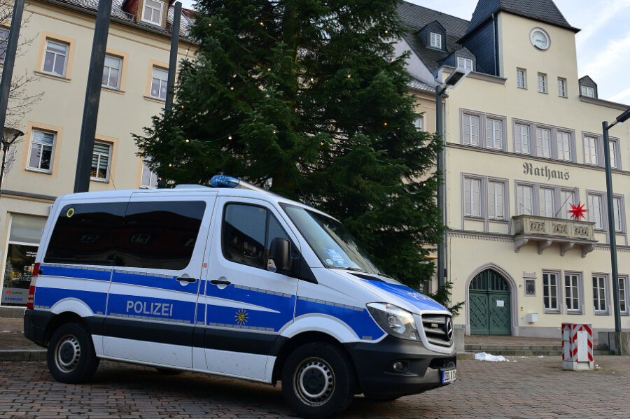 Polizeiauto auf derm Markt in Frankenberg, eine angemeldete Kundgebung war am Samstag nach wenigen Minuten beendet worden.