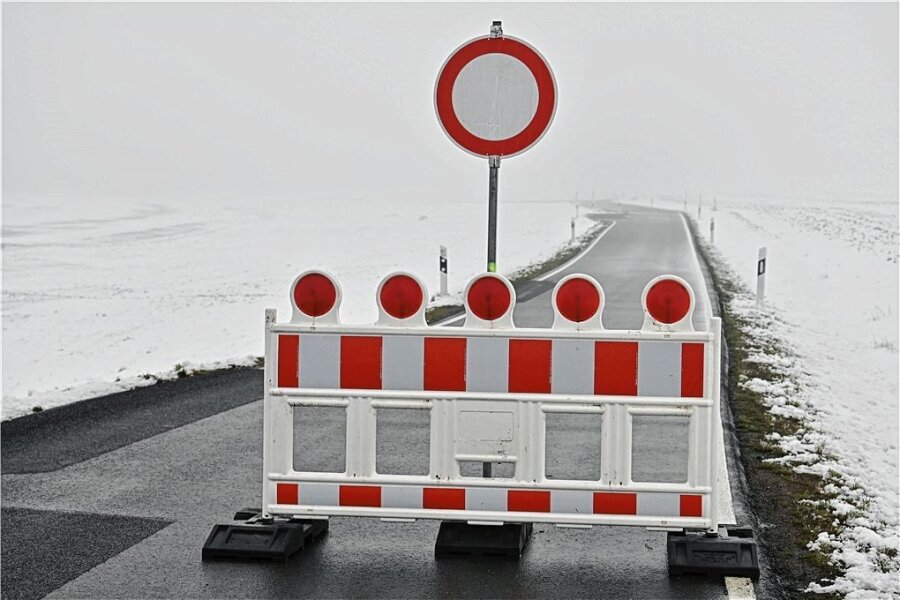 Mittelsachsen: Straßen wegen Eis- und Schneebruch gesperrt - Die Straße zwischen Arras und Holzhausen musste  wegen der Gefahr von Eisbruch gesperrt werden. Foto: Mario Hösel 