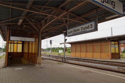 Mittelsachsen: Wie barrierefrei sind die Bahnhöfe? - Zum Gleis 2 und 3 kommt man am Bahnhof Mittweida nur über Stufen. Barrierefreiheit? Fehlanzeige.