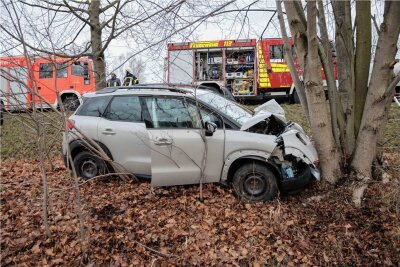Mittelsachsen: Zwei Schwerverletzte nach Unfall bei Weißenborn - Bei einem Verkehrsunfall nahe Weißenborn sind am Freitagnachmittag zwei Personen schwer verletzt worden. 